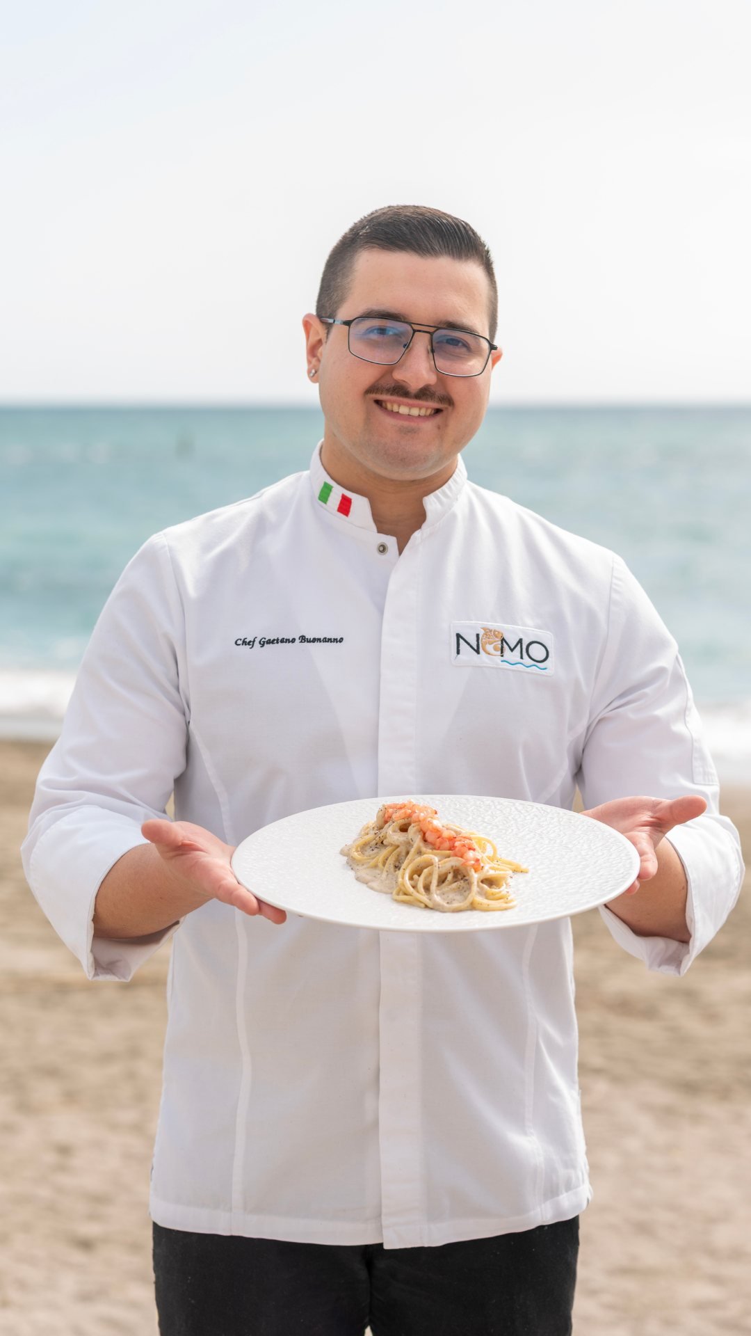Chef Gaetano Buonanno con piatto sul mare