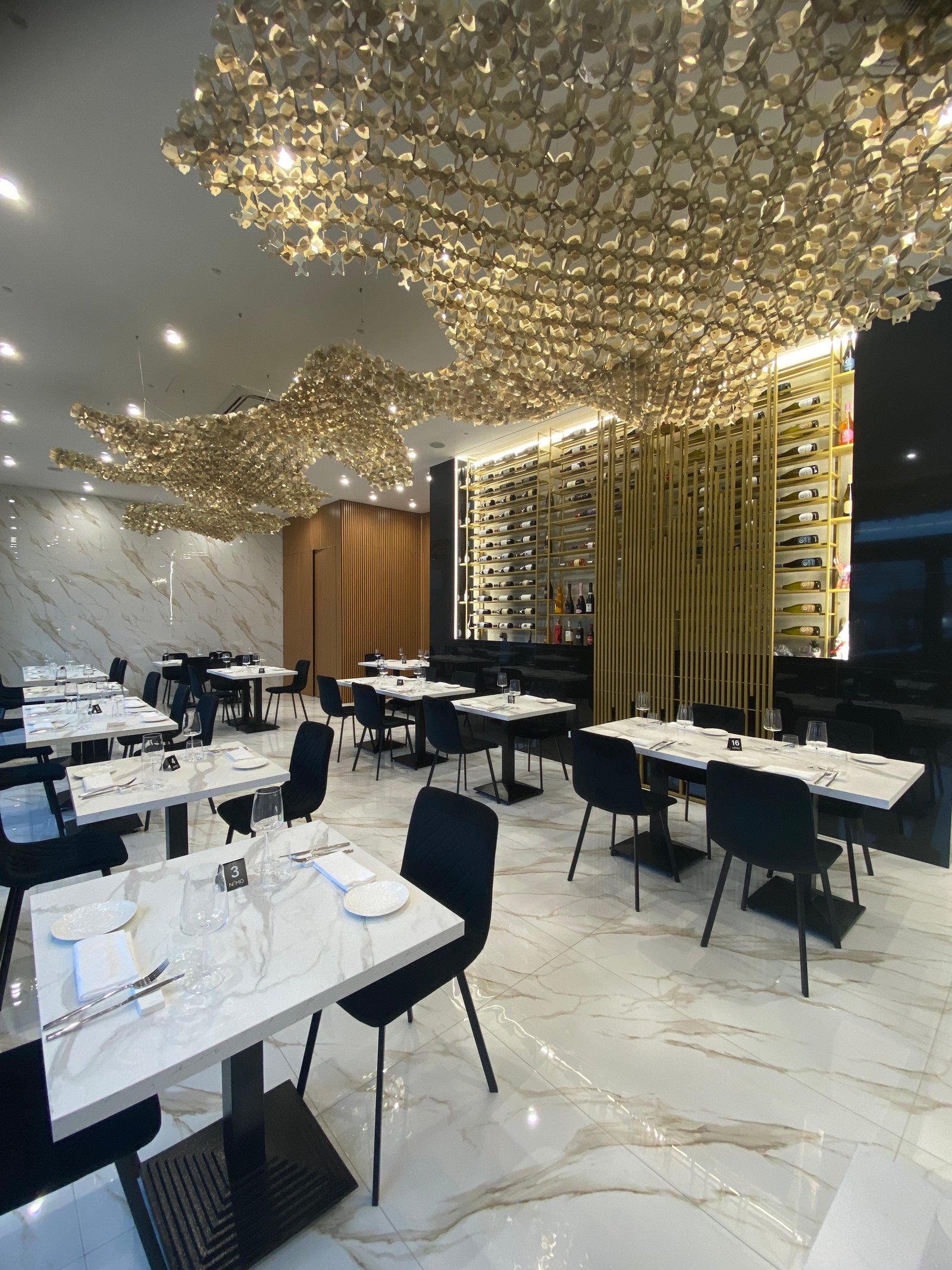 Sala elegante di Nemo Restaurant Food & Wine a Salerno, foto 7