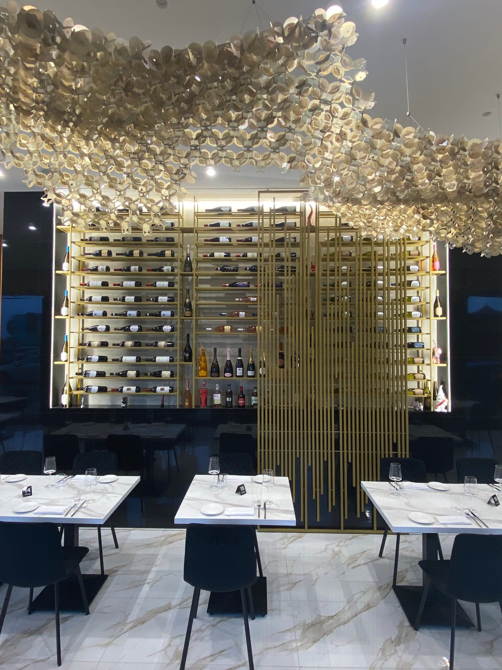 Sala elegante di Nemo Restaurant Food & Wine a Salerno, foto 8